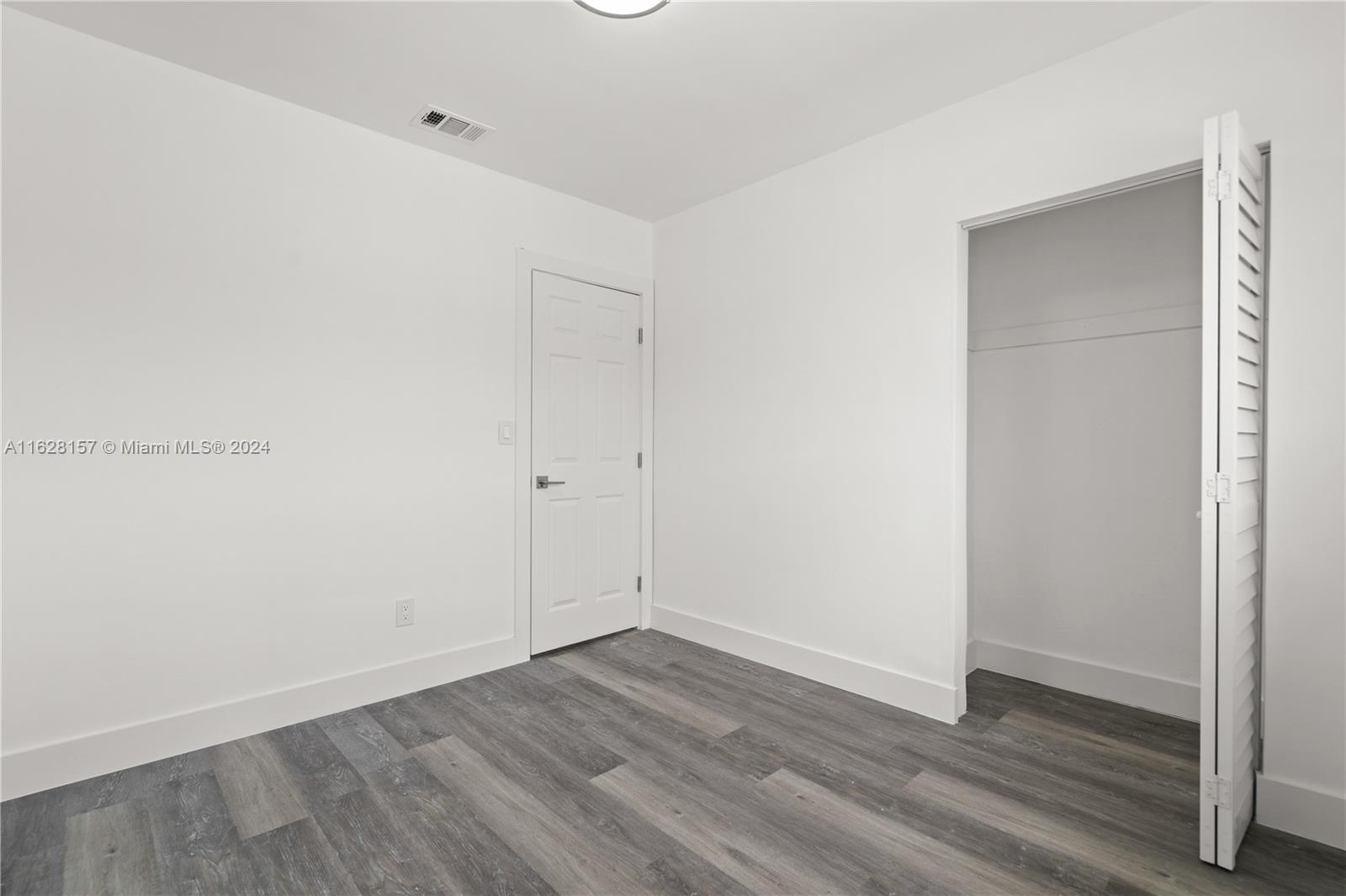 1135 W 23rd St Property Photo 14