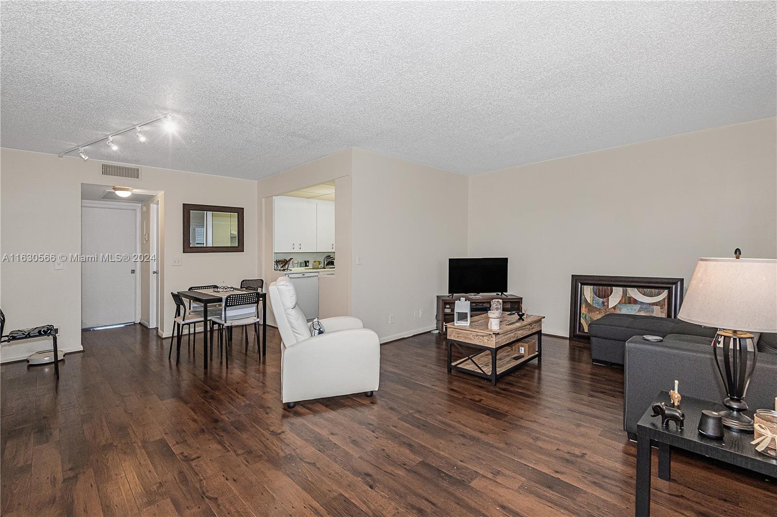 4047 Rexford C C Property Photo 1