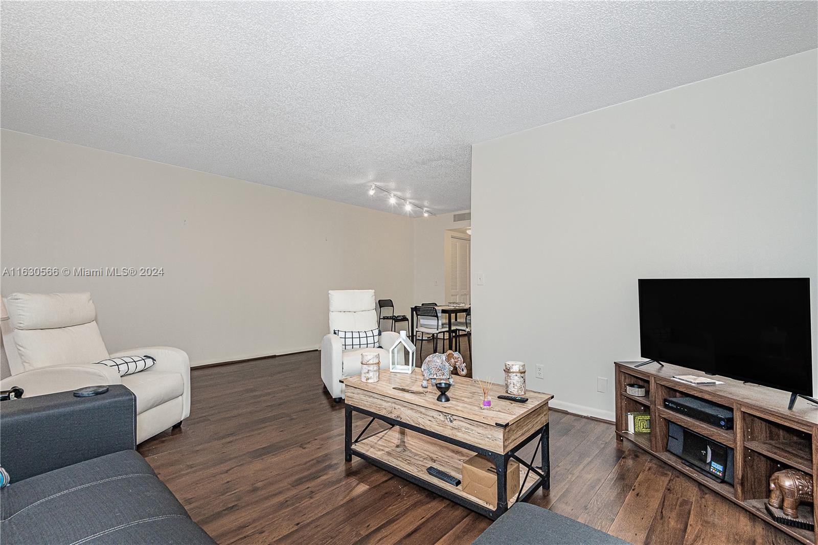4047 Rexford C C Property Photo 2