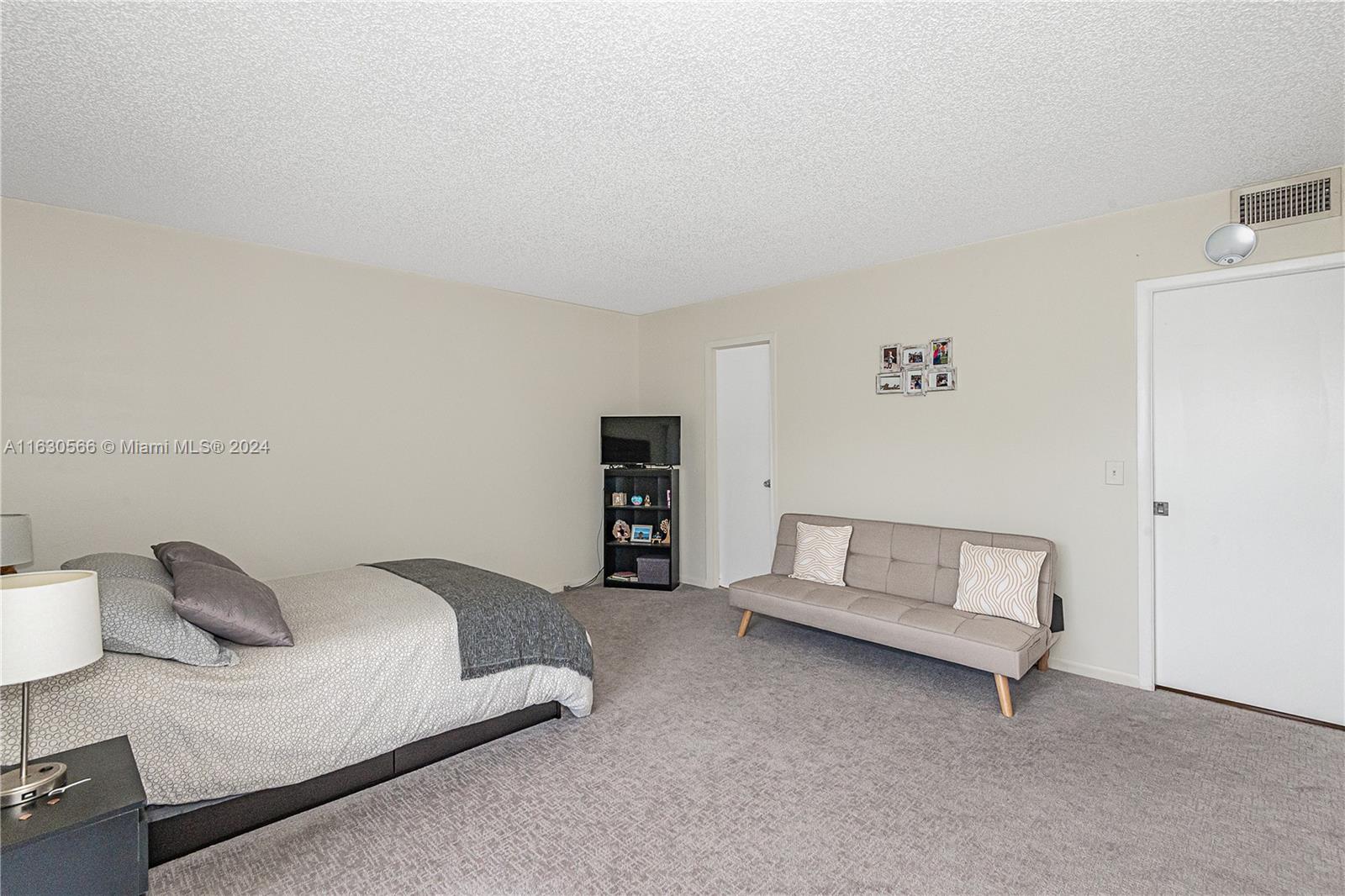 4047 Rexford C C Property Photo 5