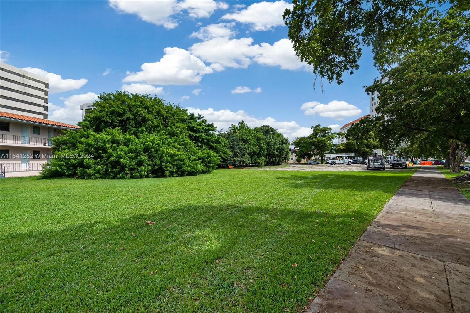 912 E Ponce Property Photo 30
