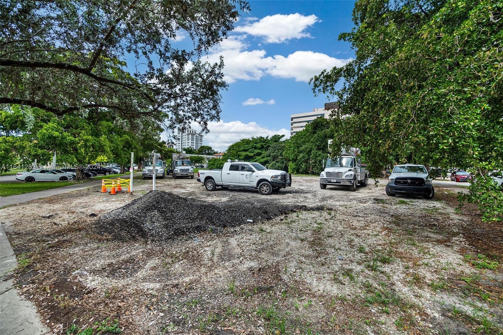 912 E Ponce Property Photo 33