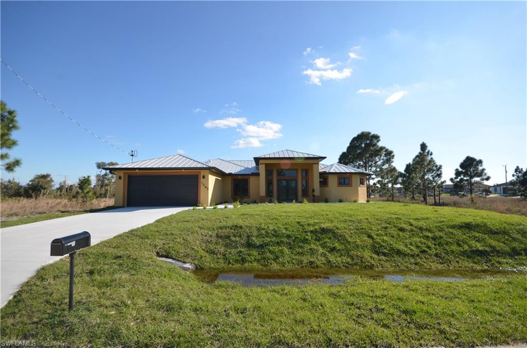 1242 Hathor St E Property Photo 4