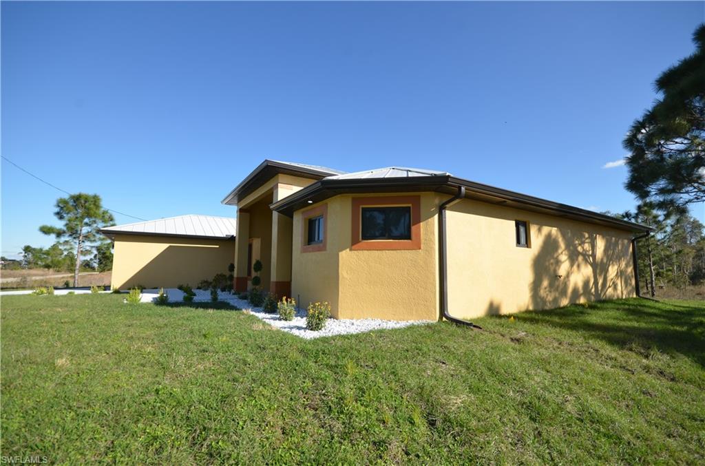1242 Hathor St E Property Photo 5