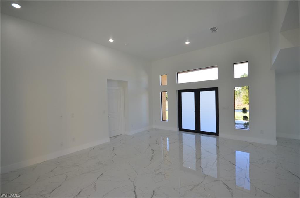 1242 Hathor St E Property Photo 18