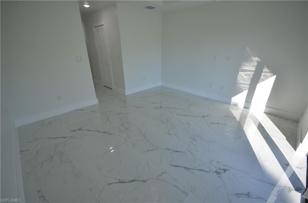 1242 Hathor St E Property Photo 34