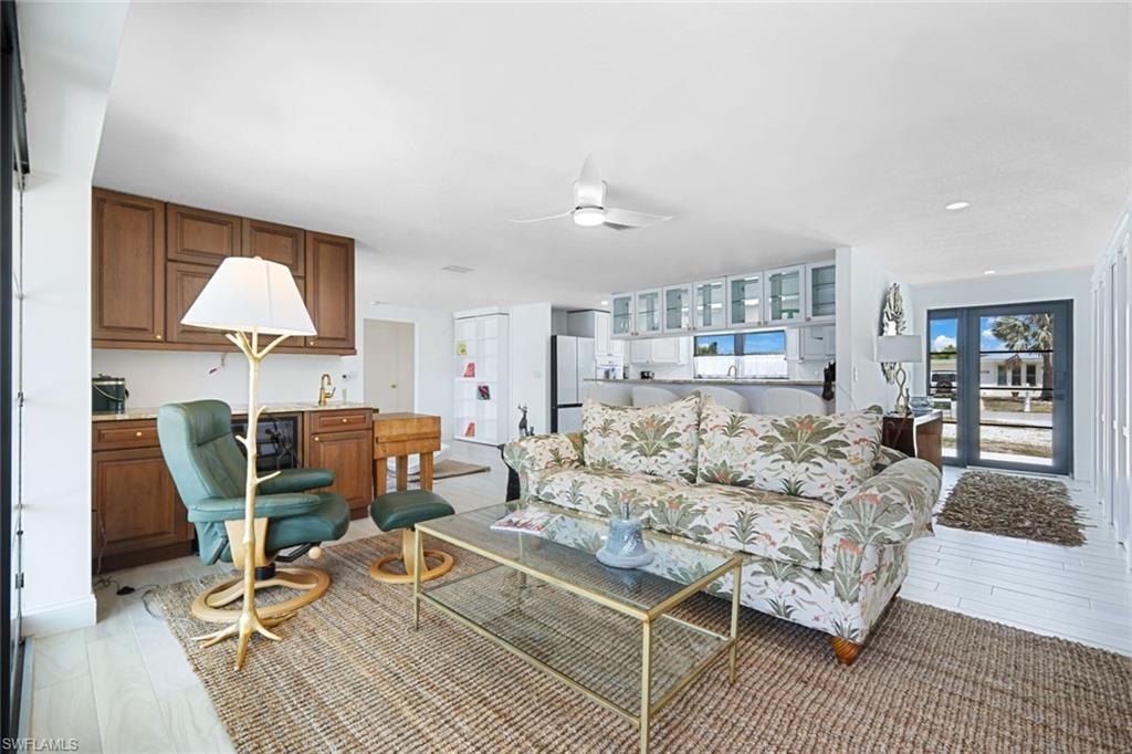 120 Albatross St Property Photo 2