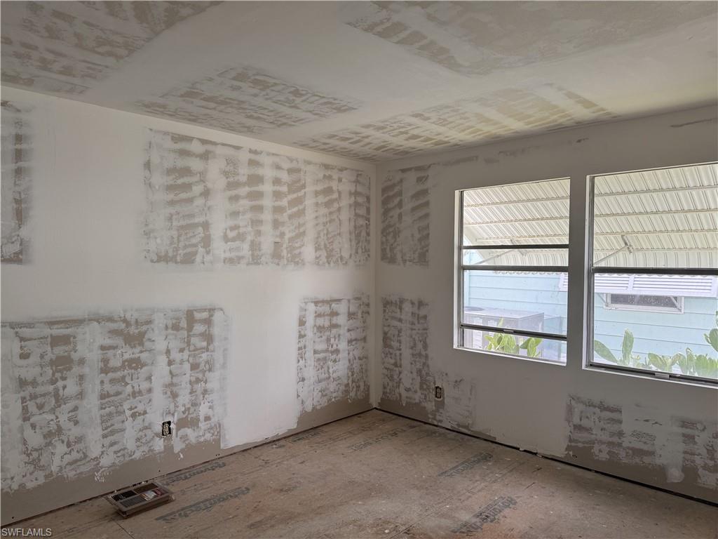 350 Shoreland Dr Property Photo 8