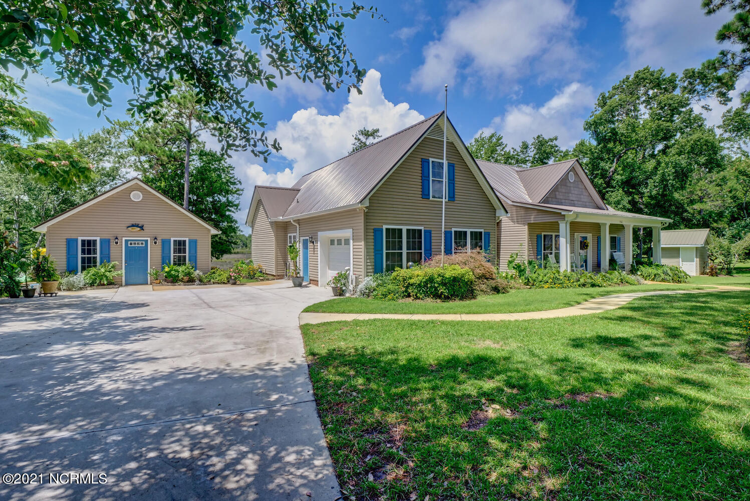 556 Groves Point Drive Property Photo 1
