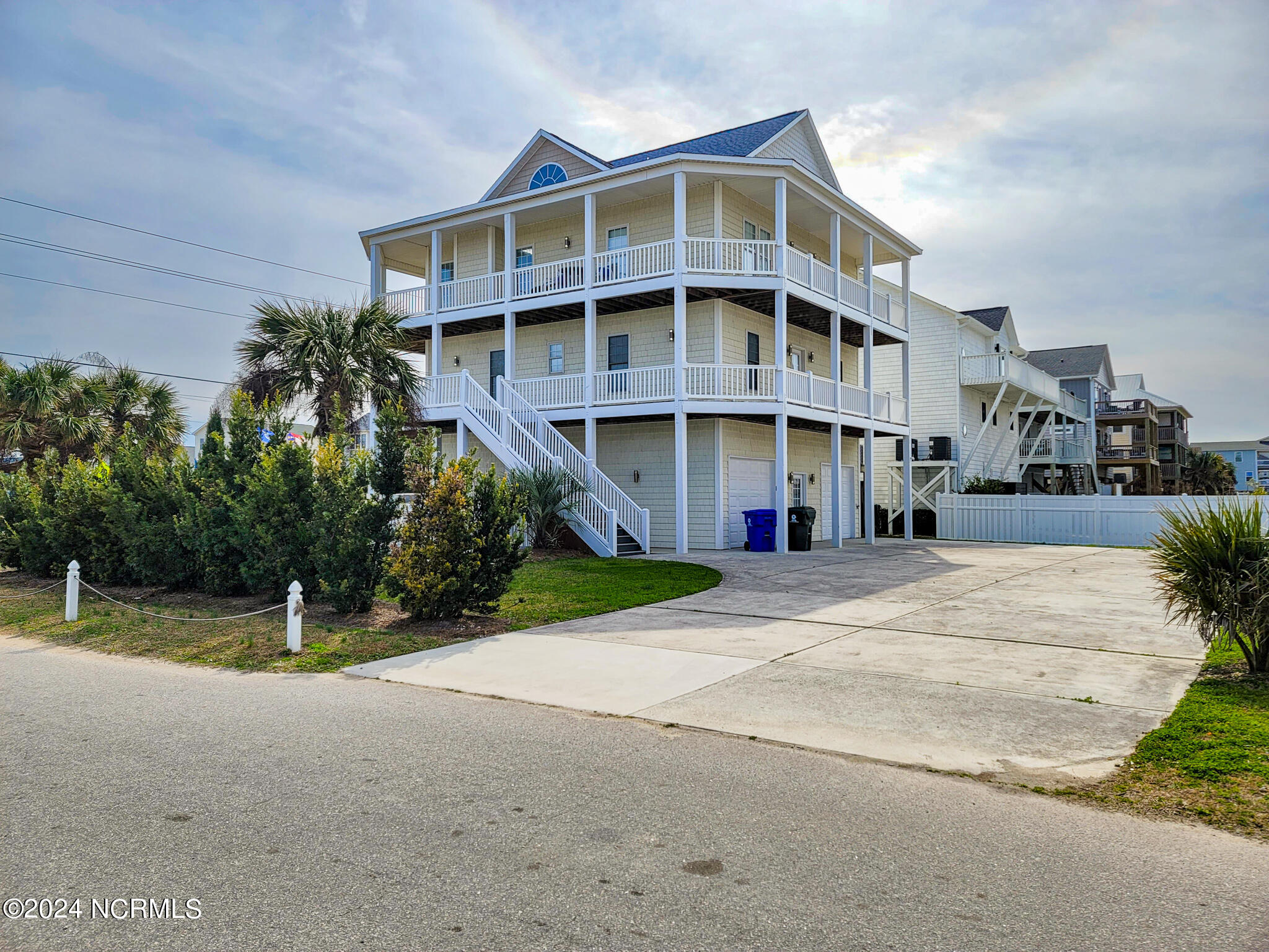 1609 N New River Drive Property Photo 1