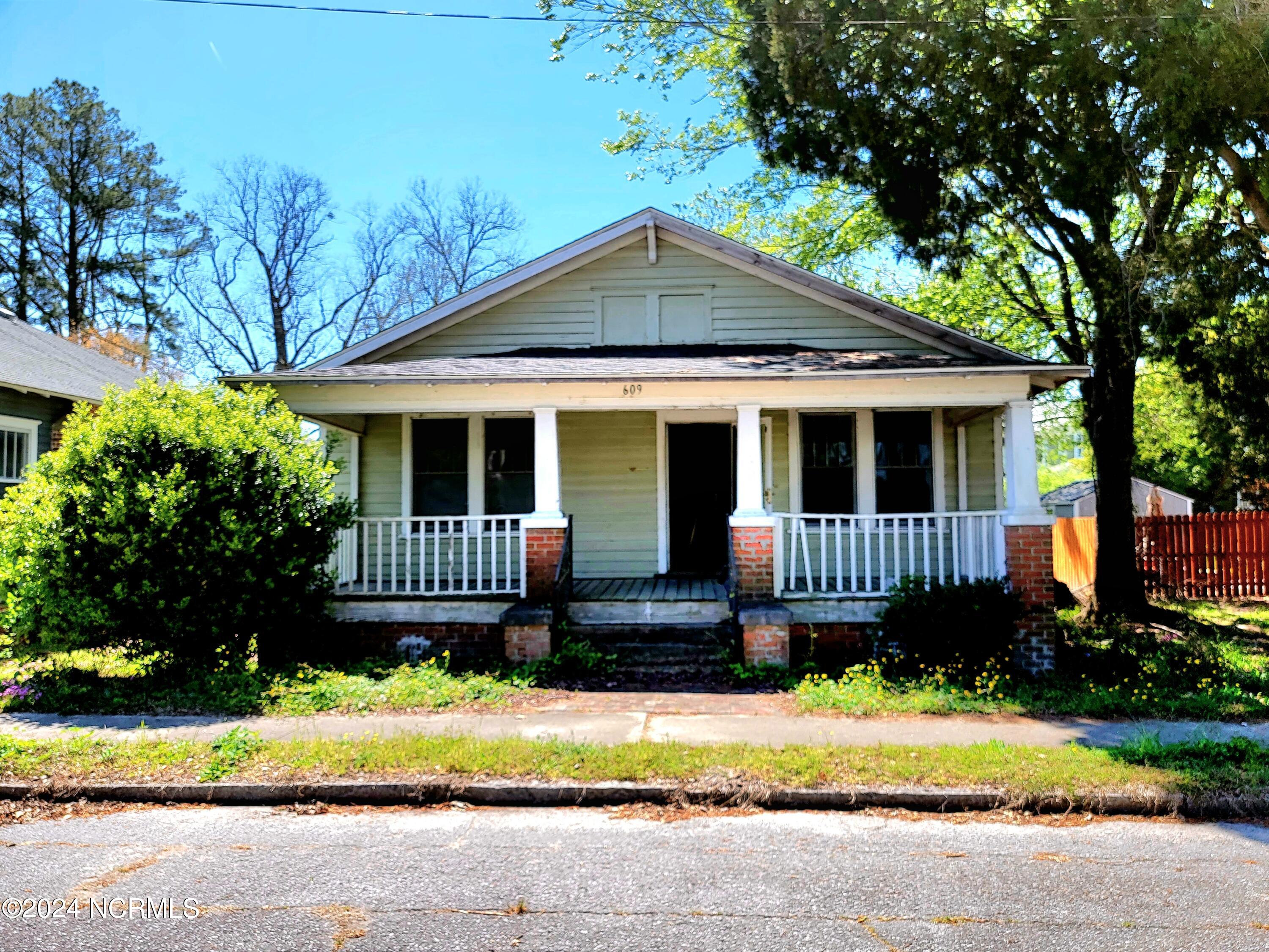 609 E 2nd Street Property Photo 1