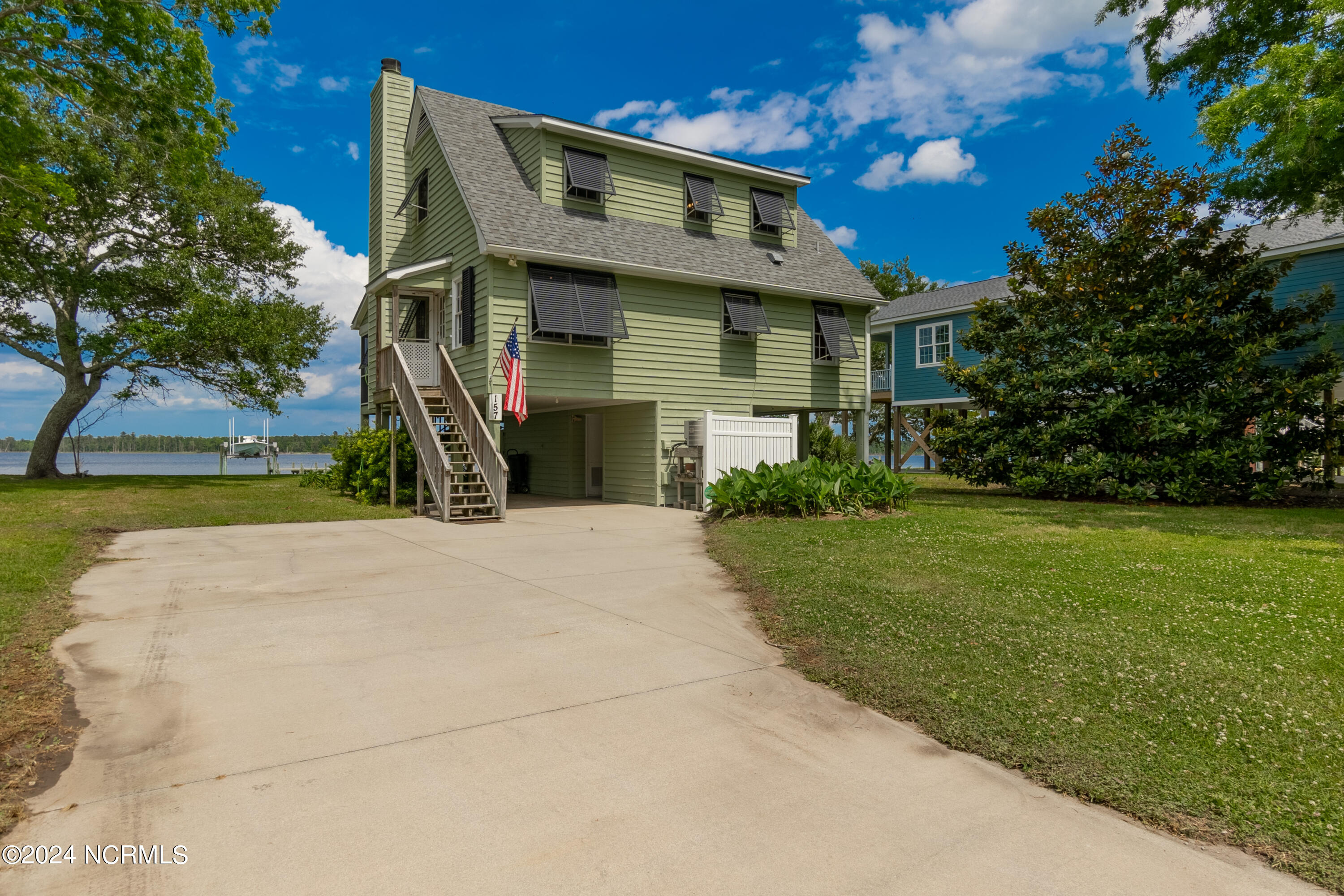 157 S River Drive Property Photo 1