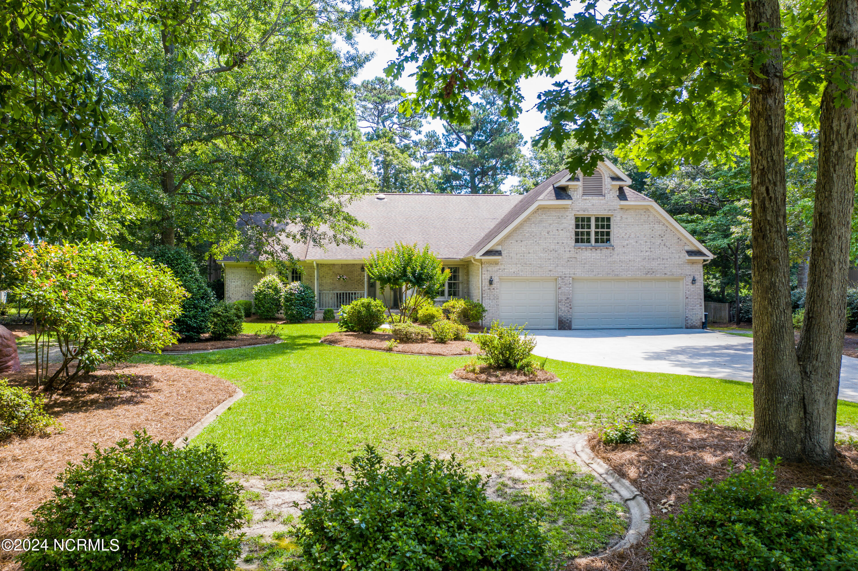 213 Ravenswood Road Property Photo 1