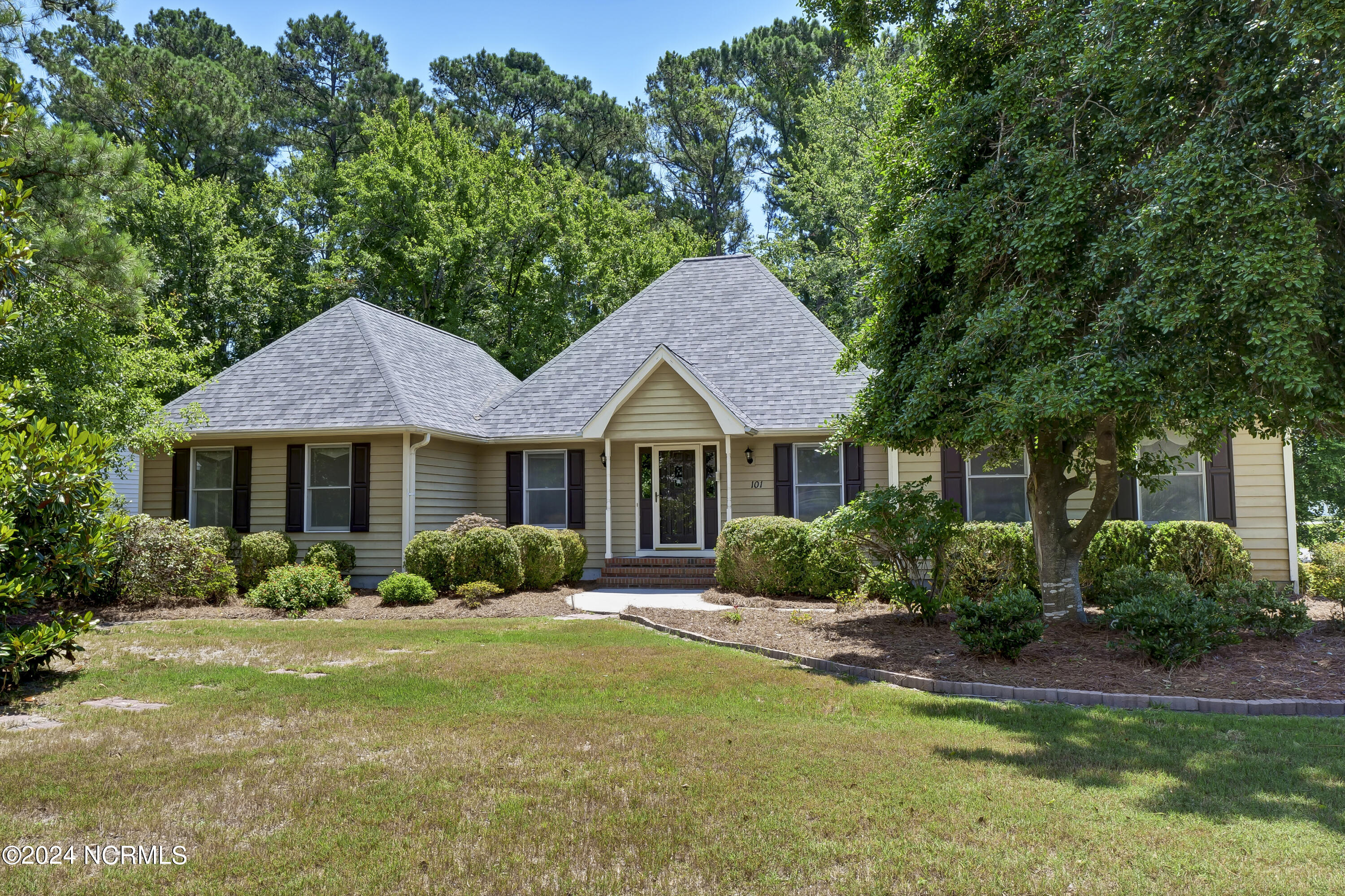 101 Divot Lane Property Photo 1