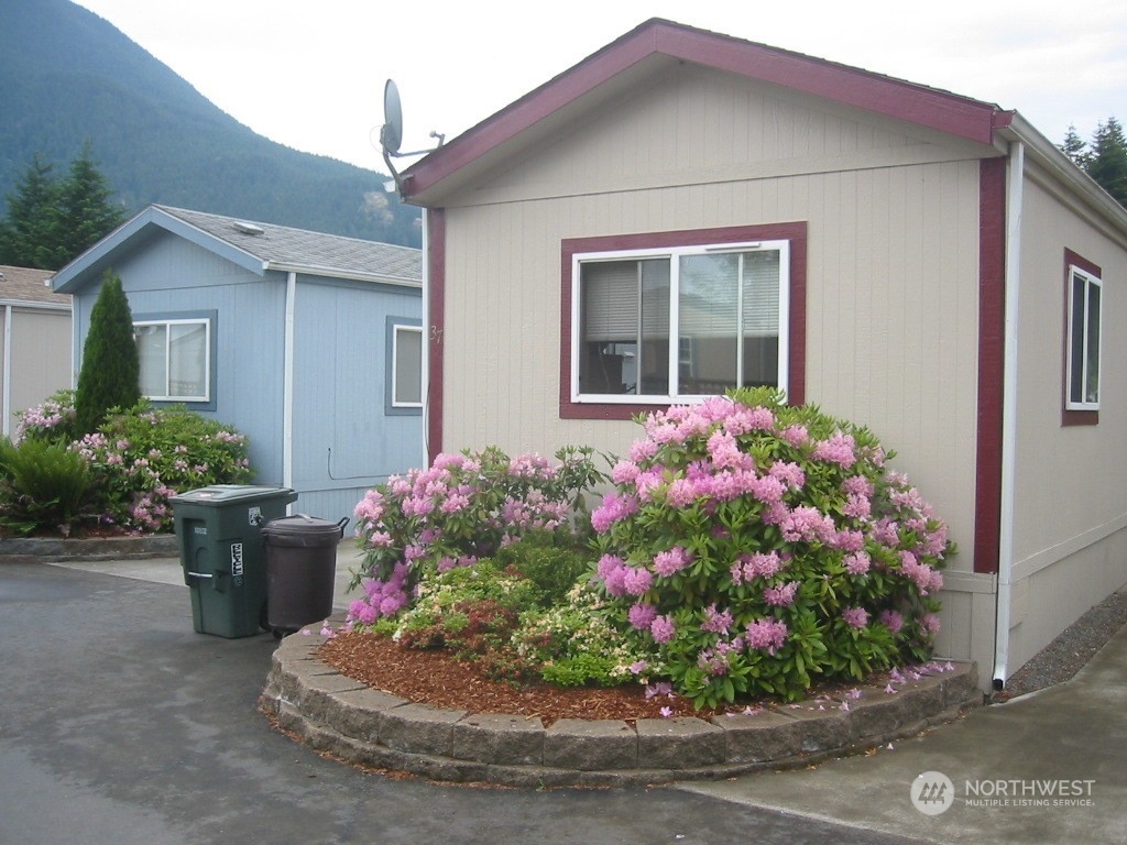 1270 E North Bend Way Property Photo 7
