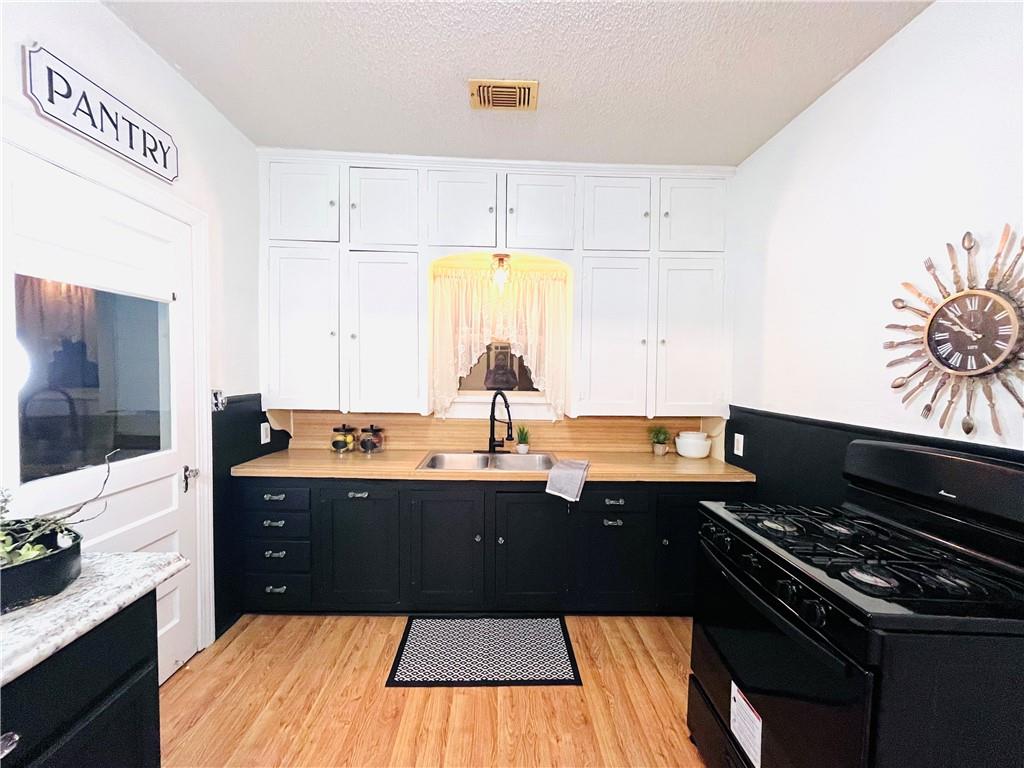 1323 W 2nd Street Property Photo 6