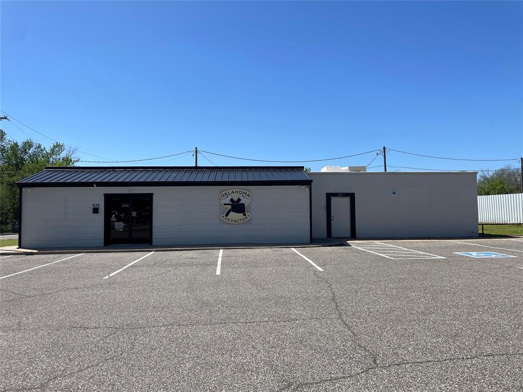 938 N Flood Avenue Property Photo 1