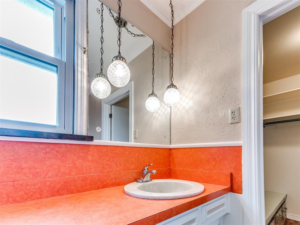 1915 S Mansfield Avenue Property Photo 16