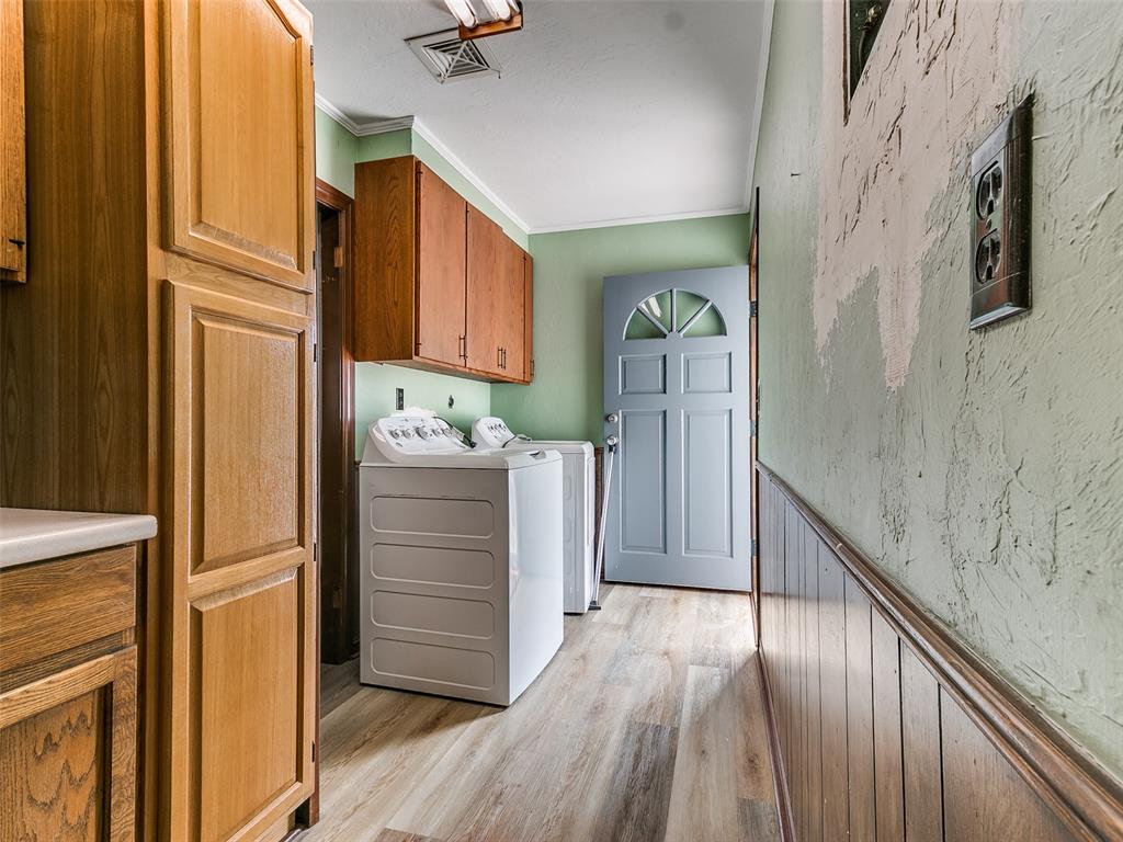 1915 S Mansfield Avenue Property Photo 23