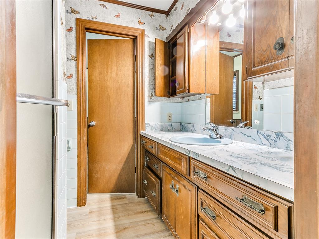 1915 S Mansfield Avenue Property Photo 25