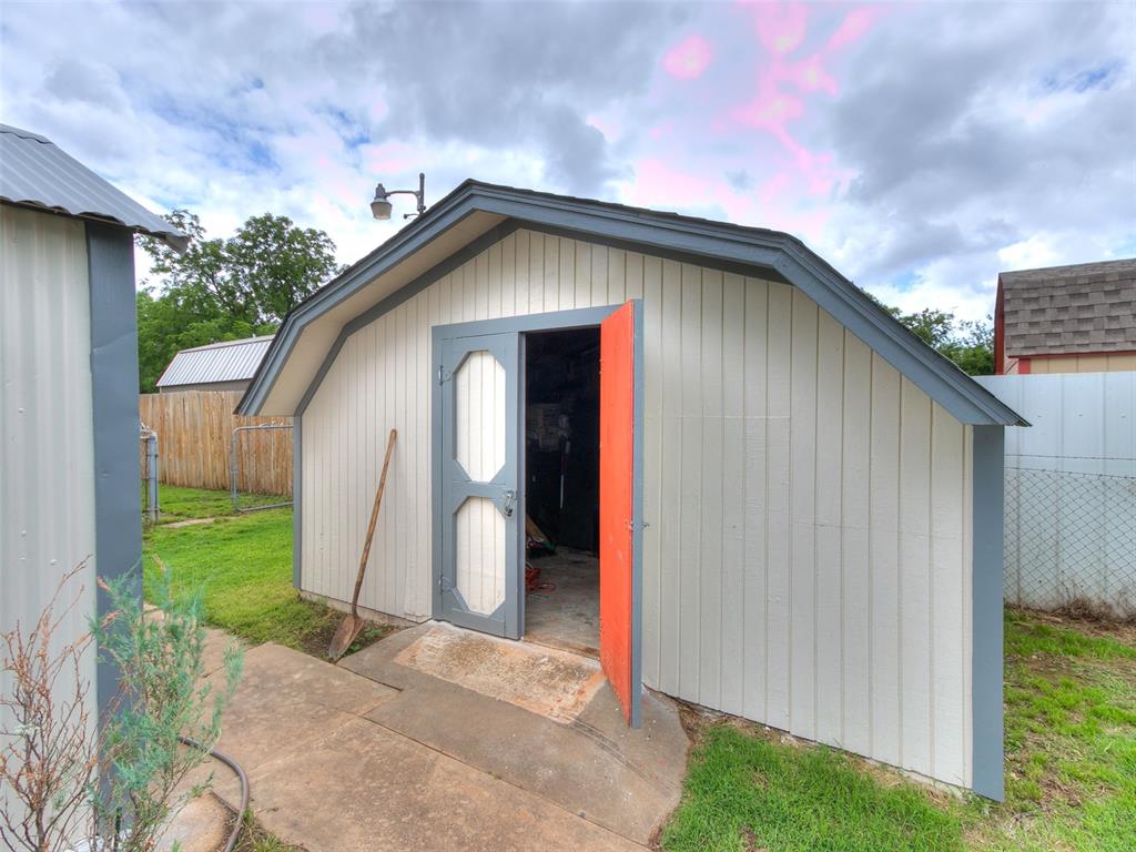 1915 S Mansfield Avenue Property Photo 29