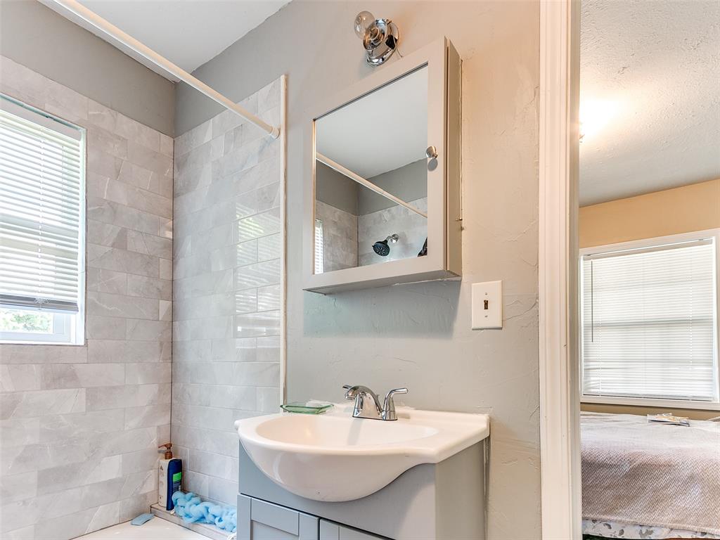 1915 S Mansfield Avenue Property Photo 43
