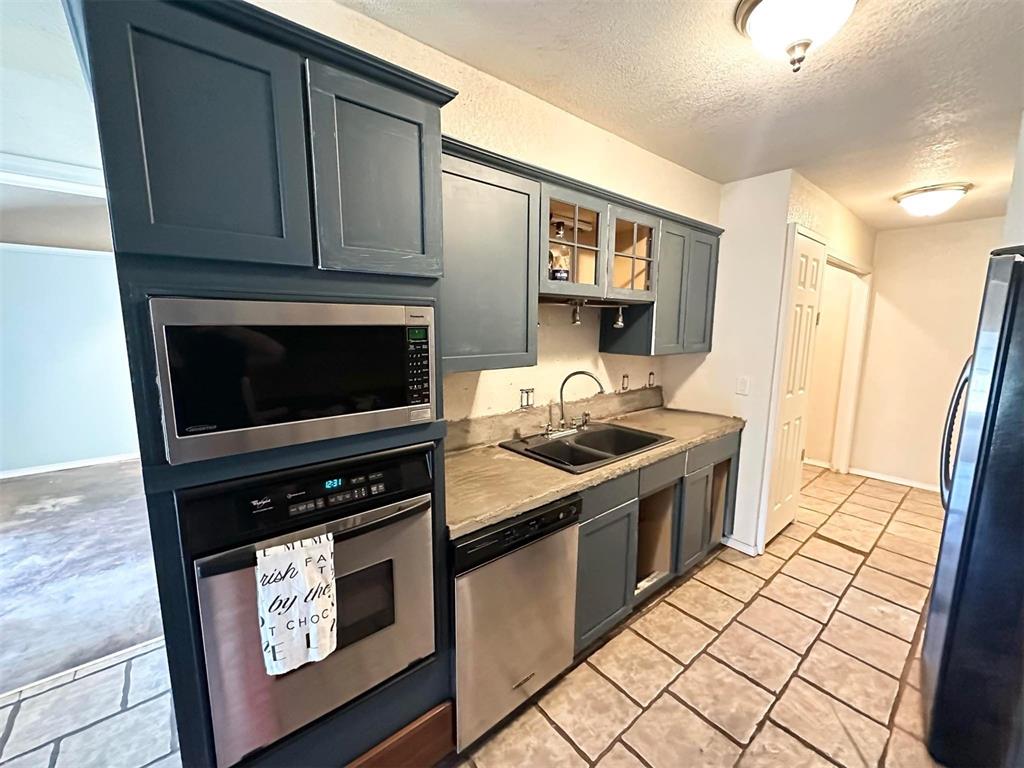 420 E 2nd Street Property Photo 7