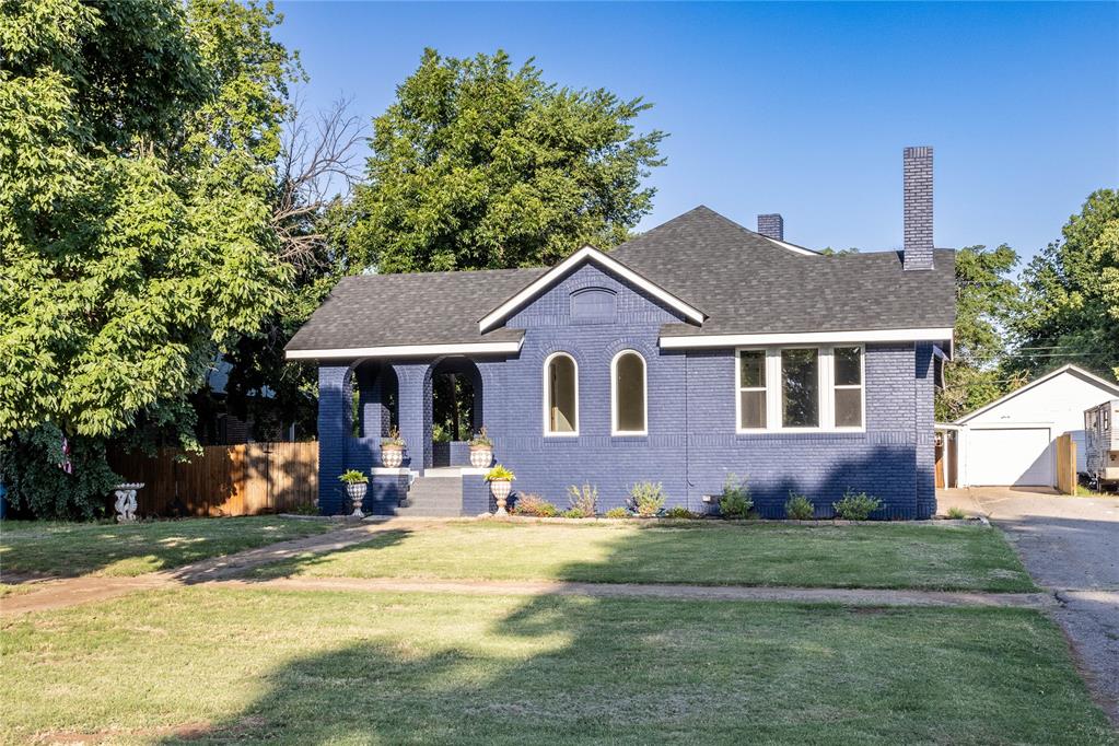 512 N College Street Property Photo 1