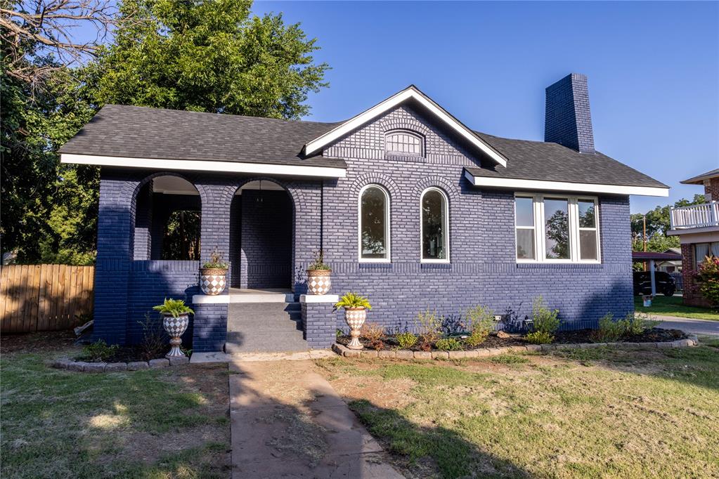 512 N College Street Property Photo 3