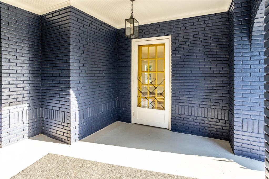 512 N College Street Property Photo 4
