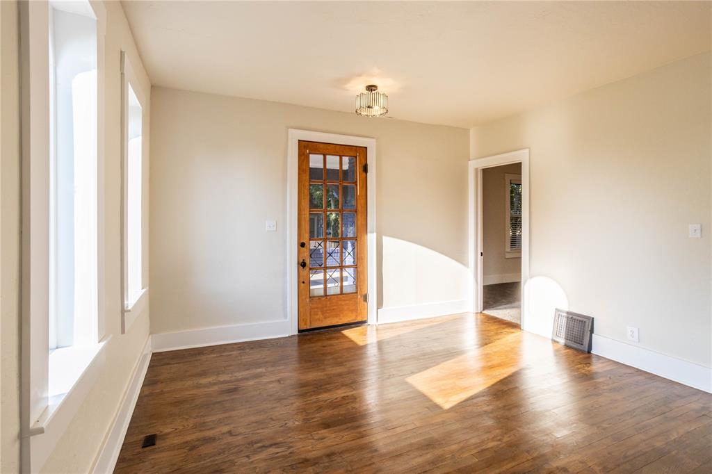 512 N College Street Property Photo 5