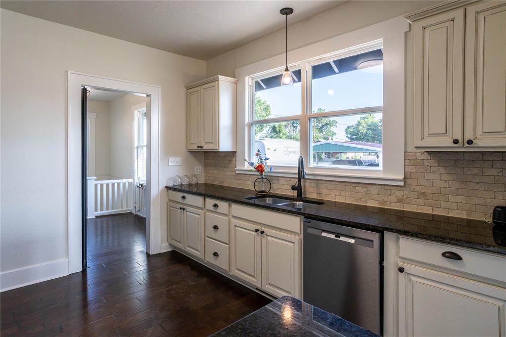 512 N College Street Property Photo 14