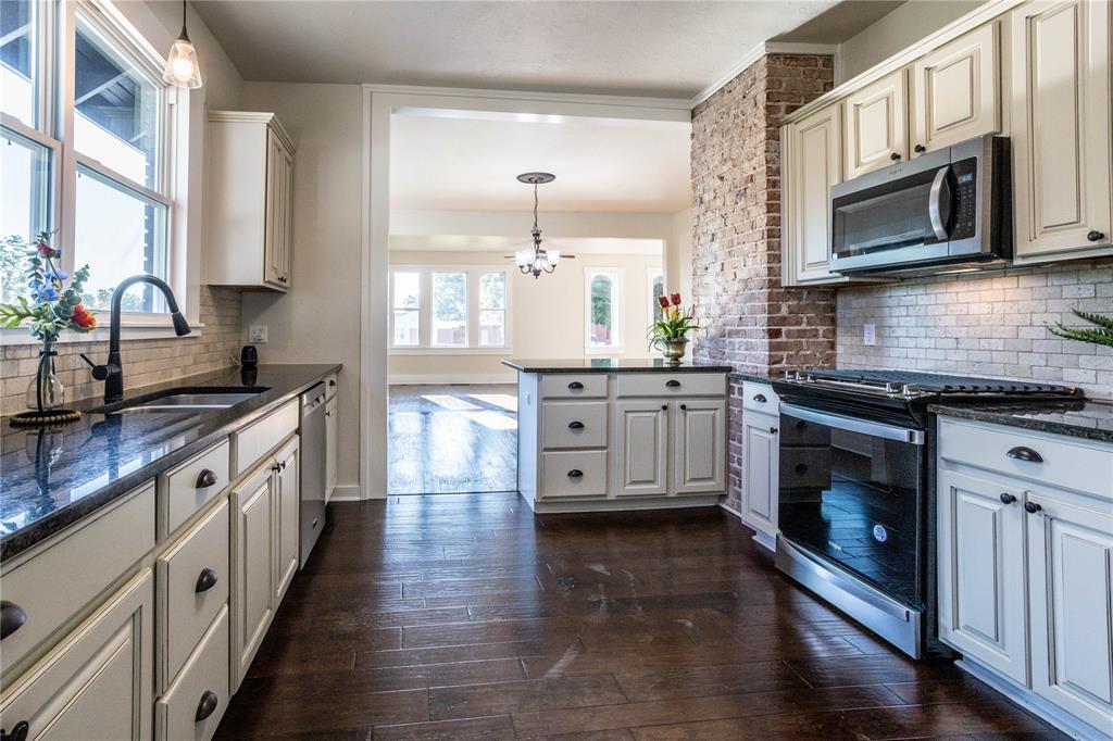 512 N College Street Property Photo 16
