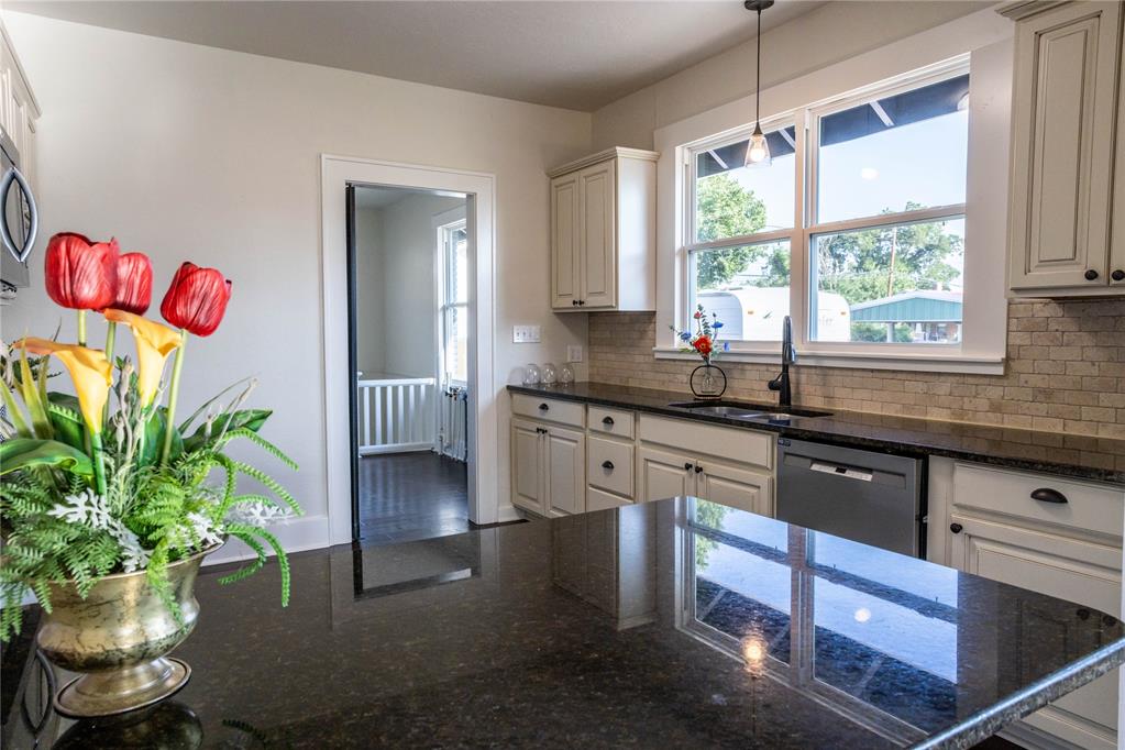 512 N College Street Property Photo 17