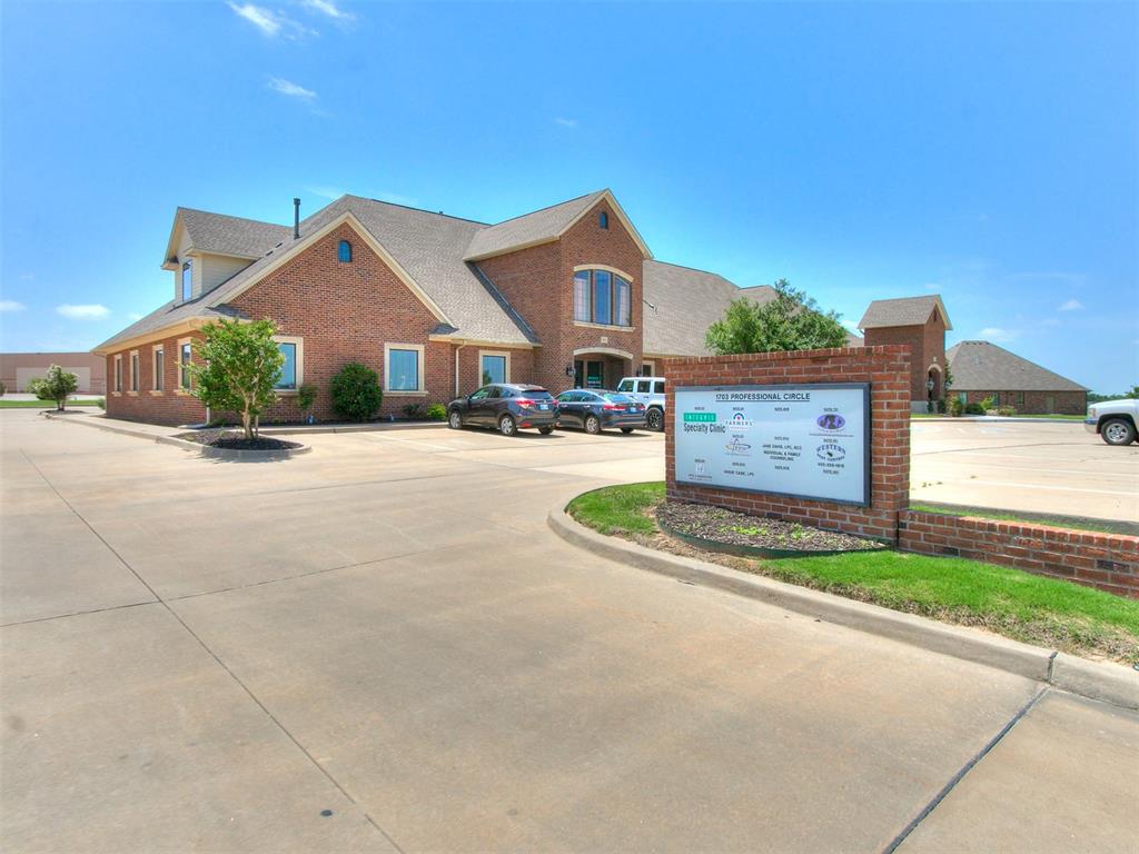 1703 Professional Circle Property Photo 3