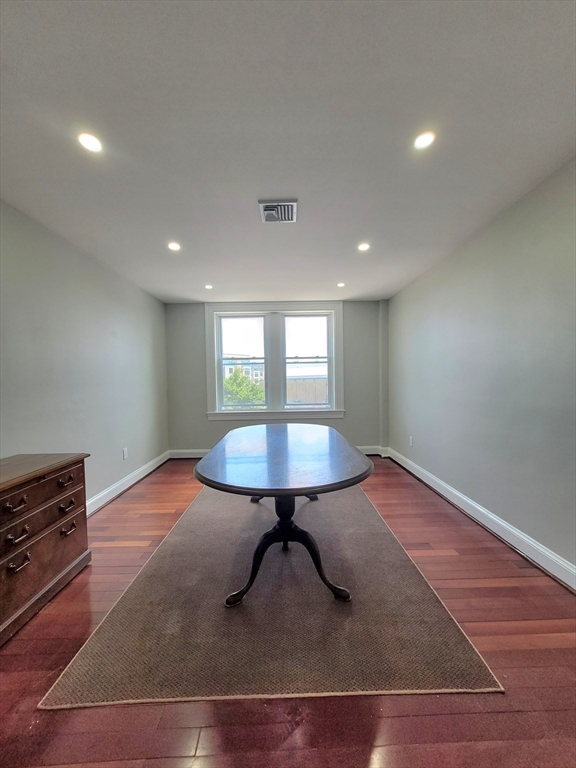 1372 Hancock St Property Photo 3
