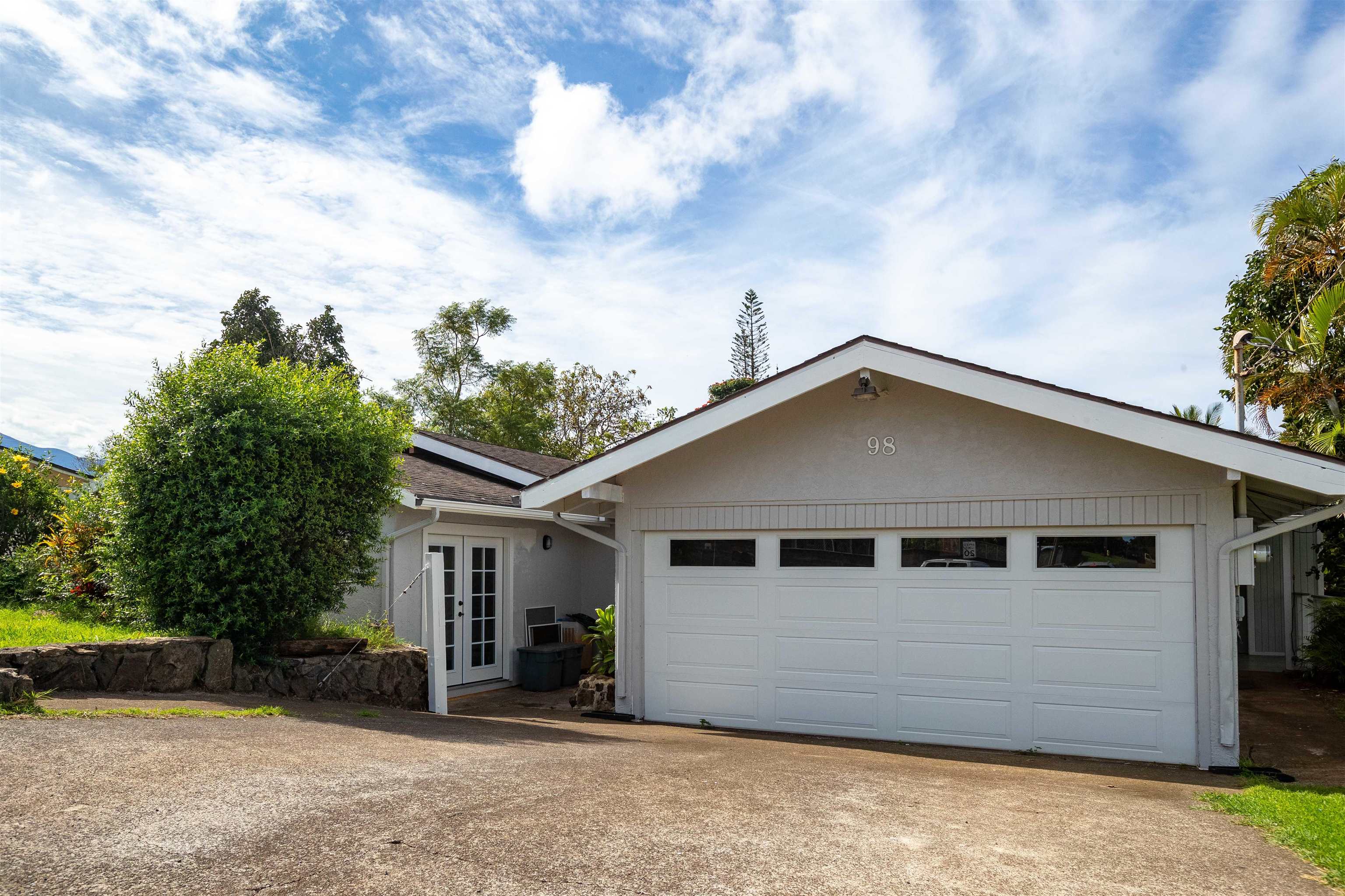 98 Mahola St Property Photo 1