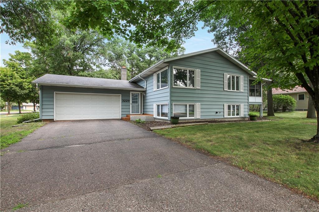 3229 Wellington Drive E Property Photo 1