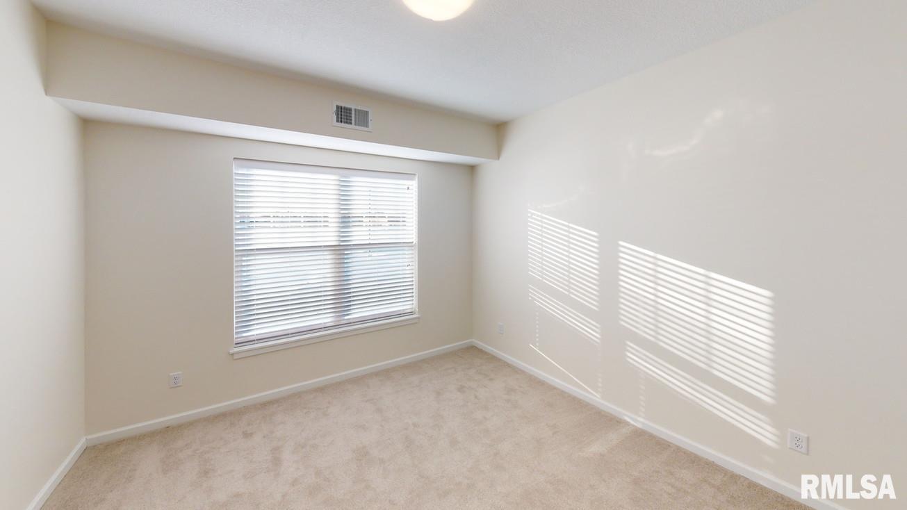 2592 Middle Road Property Photo 6