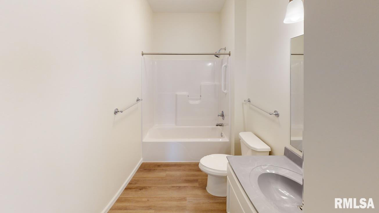 2592 Middle Road Property Photo 8