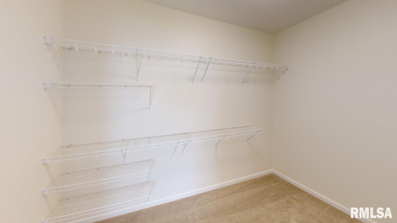 2592 Middle Road Property Photo 11