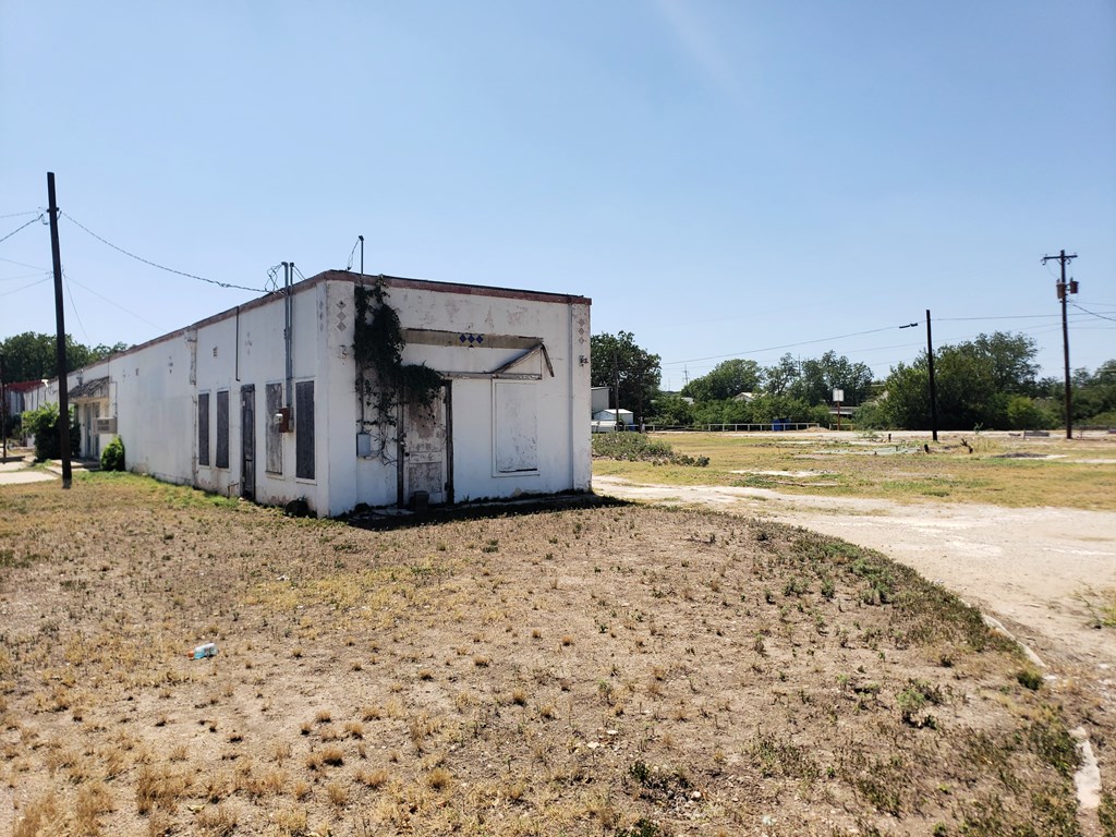 105 E Pecan St Property Photo 2