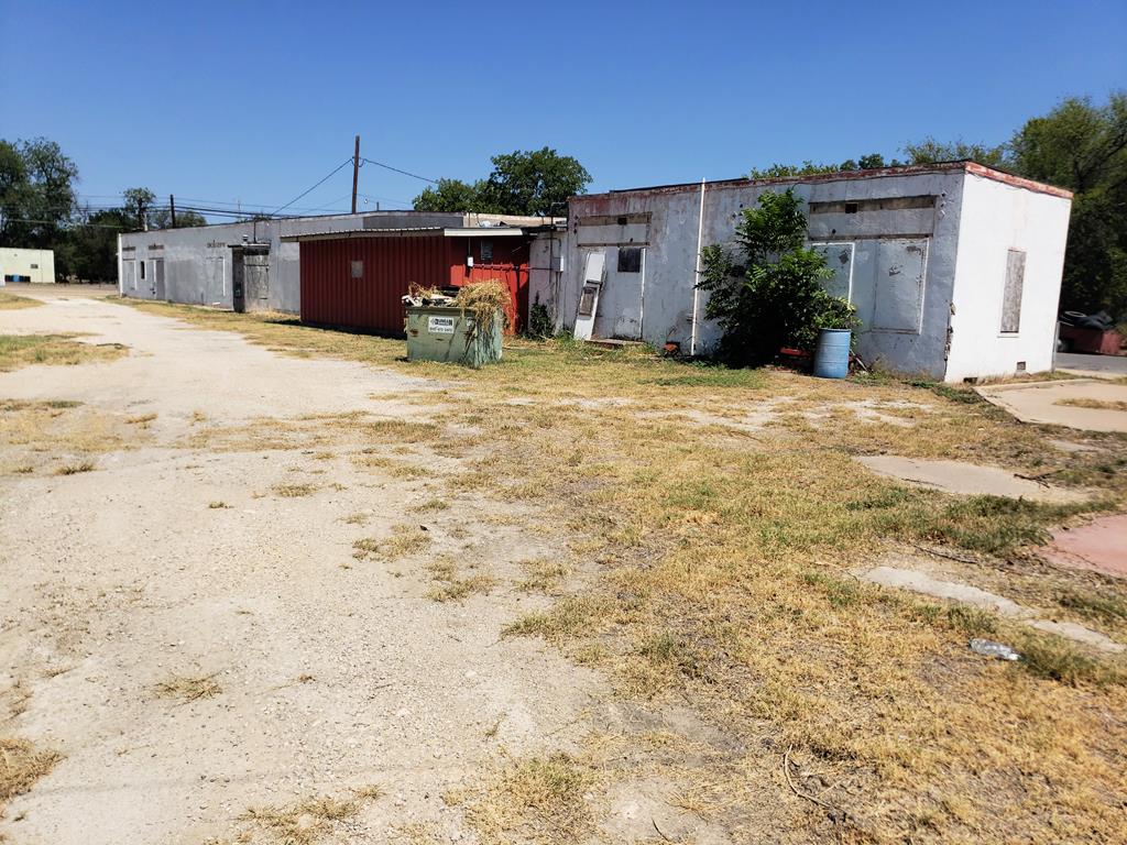 105 E Pecan St Property Photo 3
