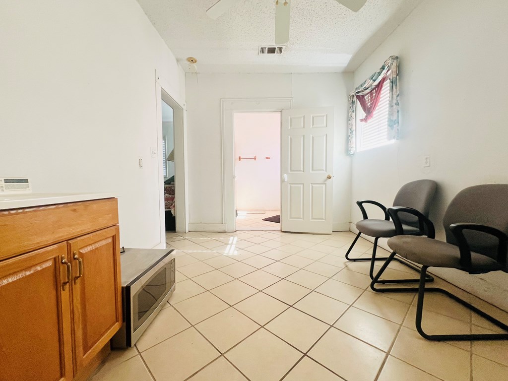 109 E Twohig Ave Property Photo 2
