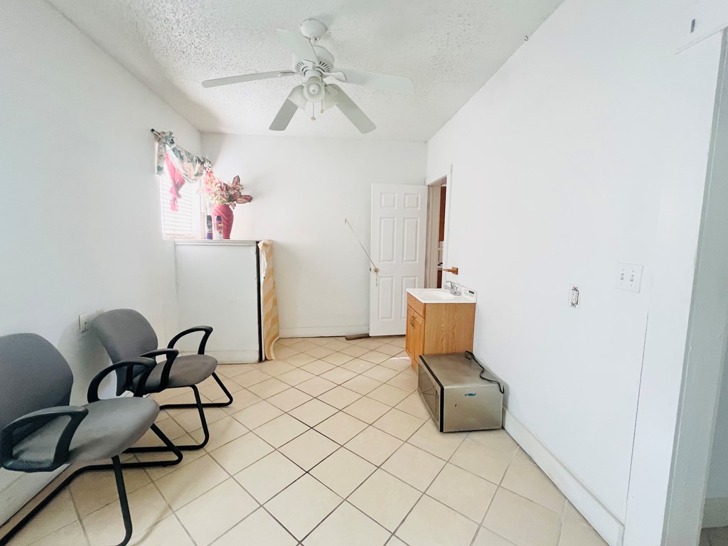 109 E Twohig Ave Property Photo 4