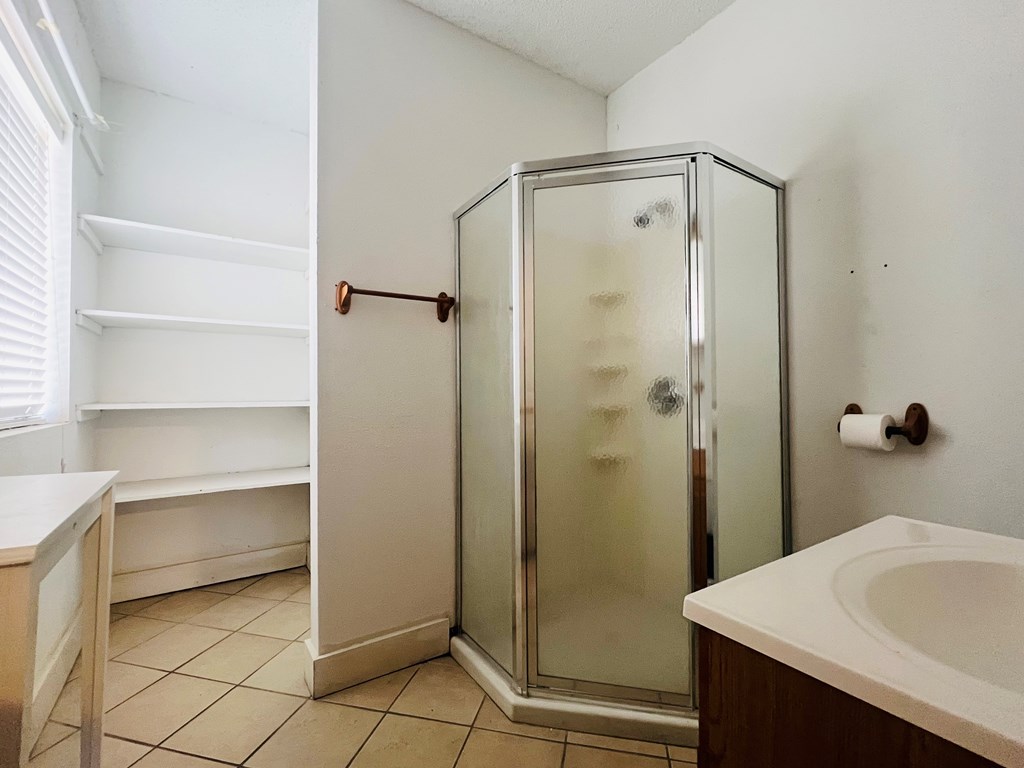109 E Twohig Ave Property Photo 12