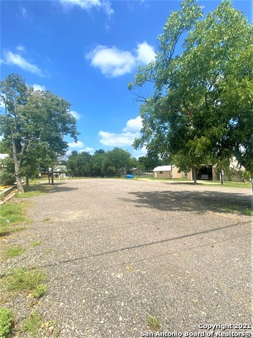 906 12th St Property Photo 3