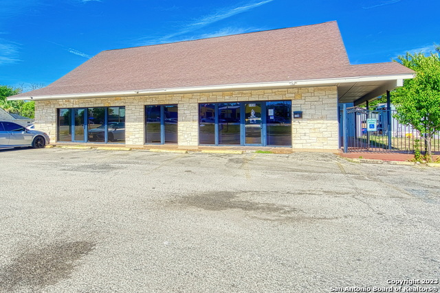 1130 N State Highway 123 Property Photo 1