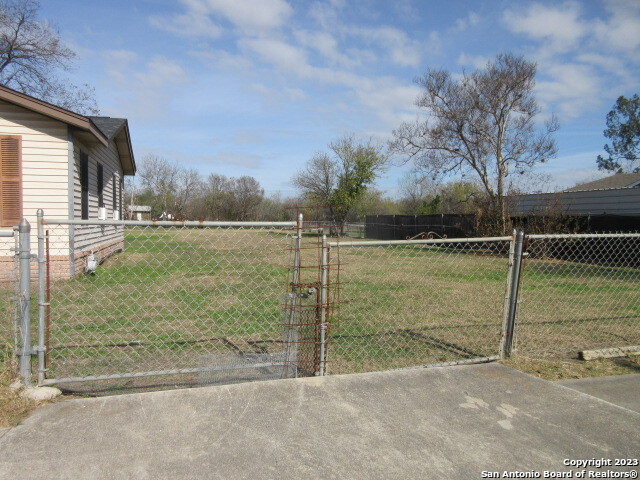 000 Eldridge Ave Property Photo 5