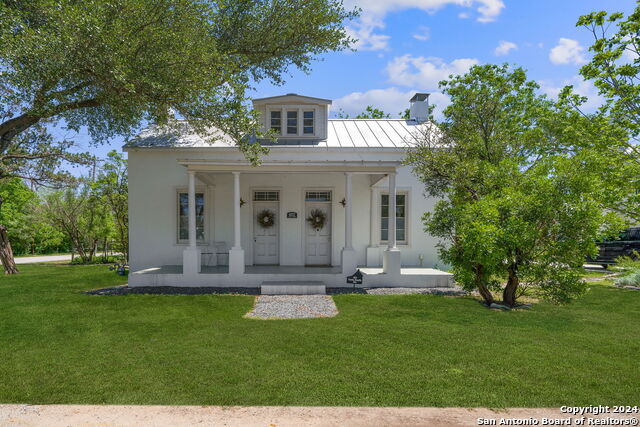 402 Houston St Property Photo 1